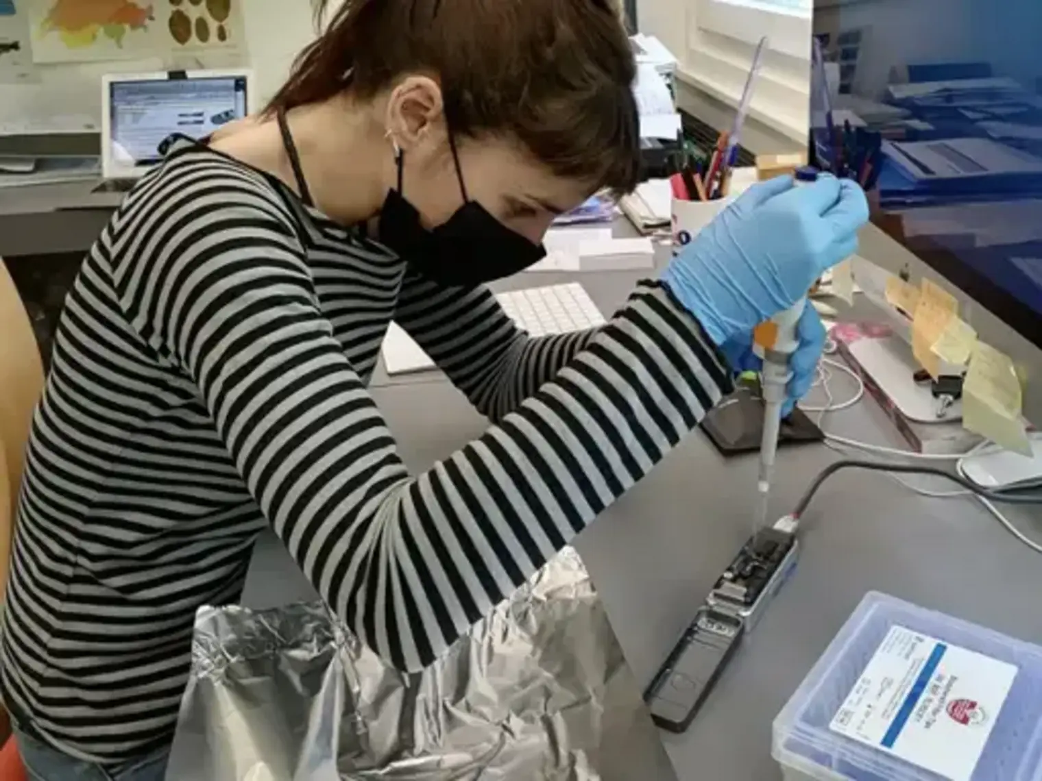 Scientifique en train de pipeter de l'ADN