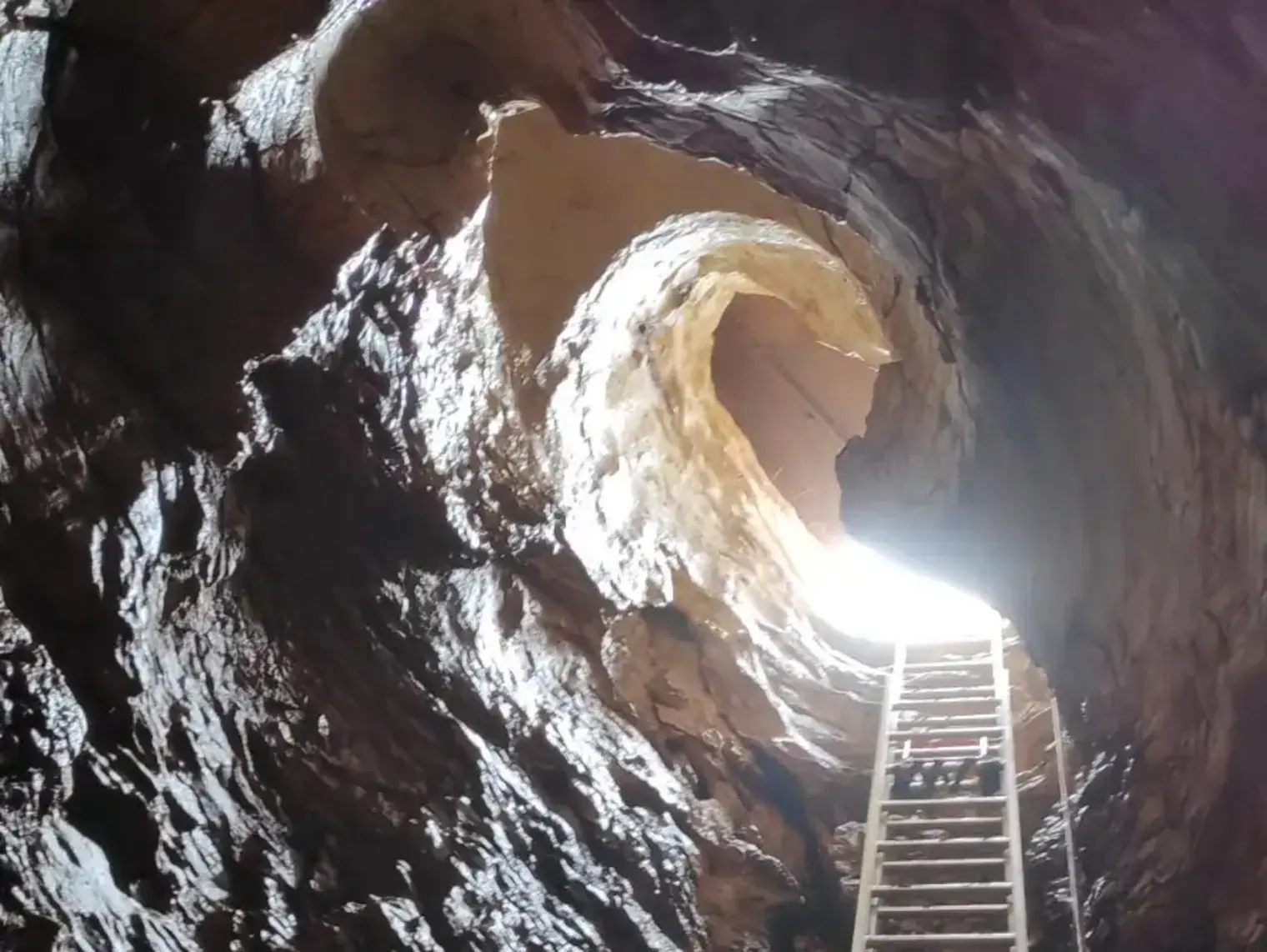 Entrée d'un puits vu de l'intérieur