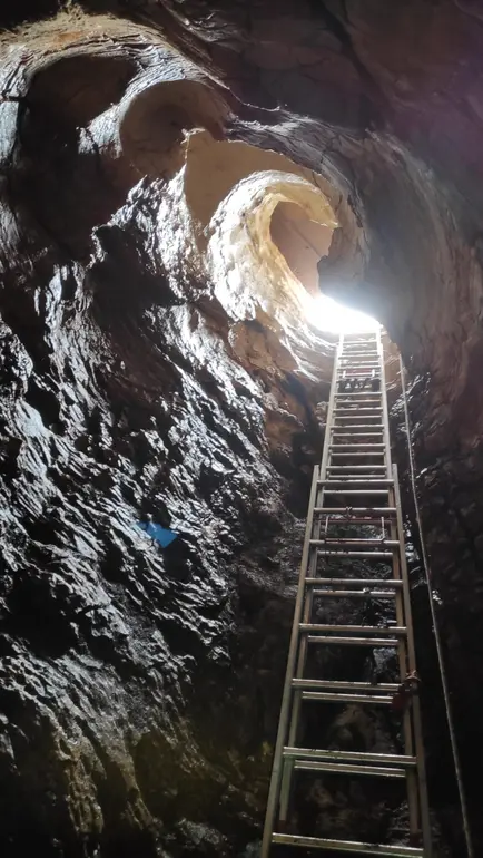 Echelle descendant dans une grotte