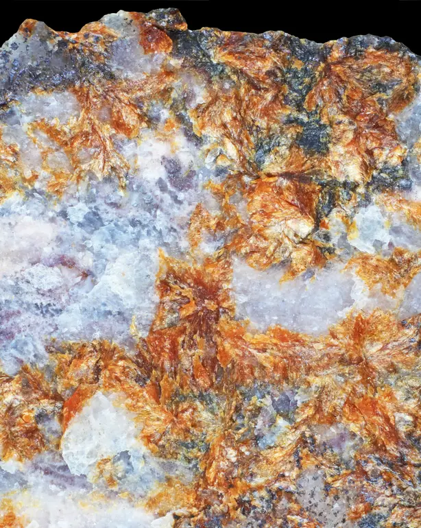 Cristaux oranges sur une roche